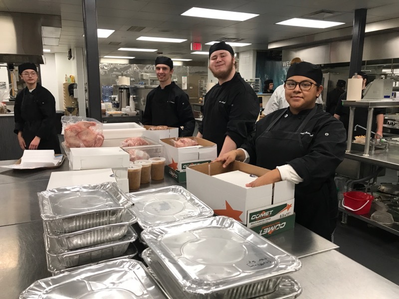 students packing thanksgiving meals